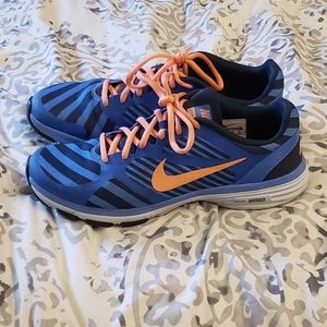 NIKE Striped Sneakers